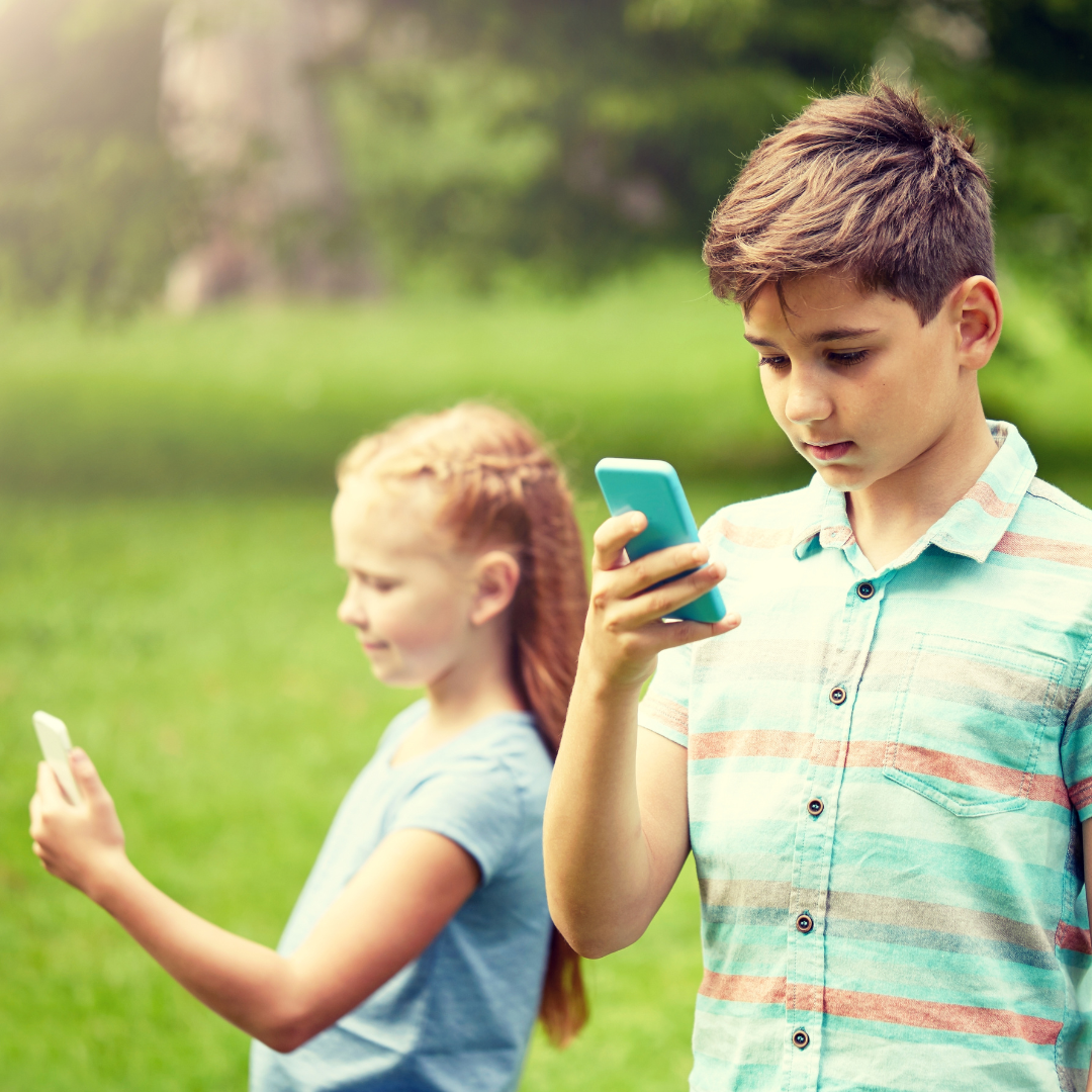 copil cu telefon